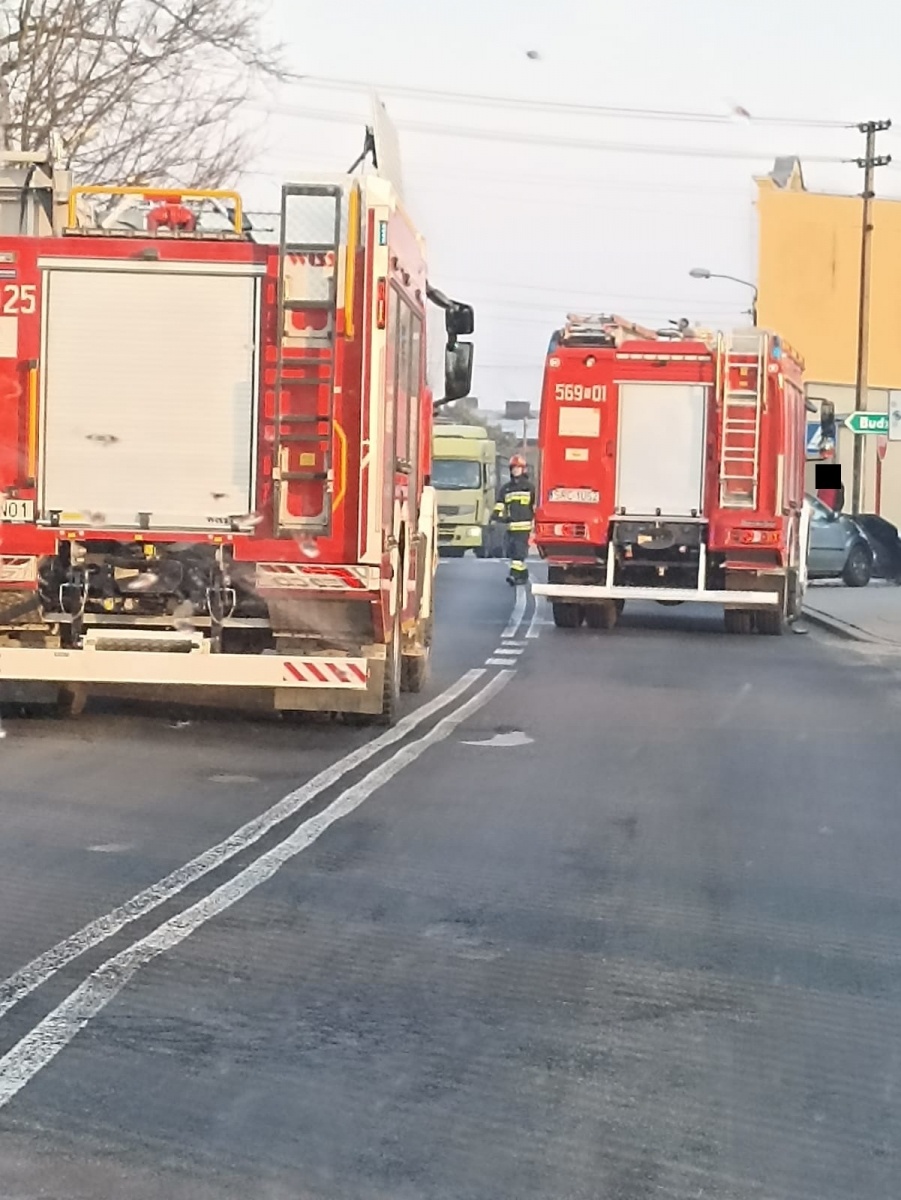 Zdjęcie w galerii na portalu naszraciborz.pl: Raport 998. Zderzenie forda i ciężarowego mercedesa w Kuźni Raciborskiej wiadomości z regionu