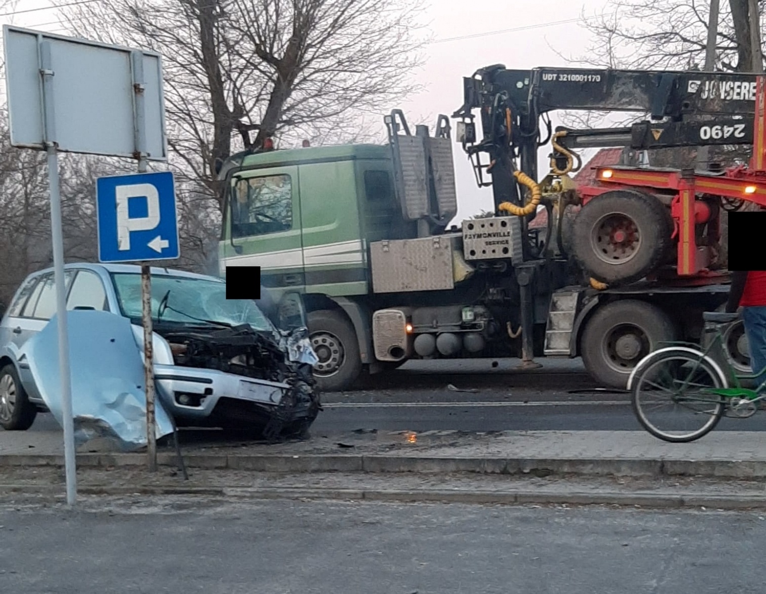 Zdjęcie w galerii na portalu naszraciborz.pl: Raport 998. Zderzenie forda i ciężarowego mercedesa w Kuźni Raciborskiej wiadomości z regionu
