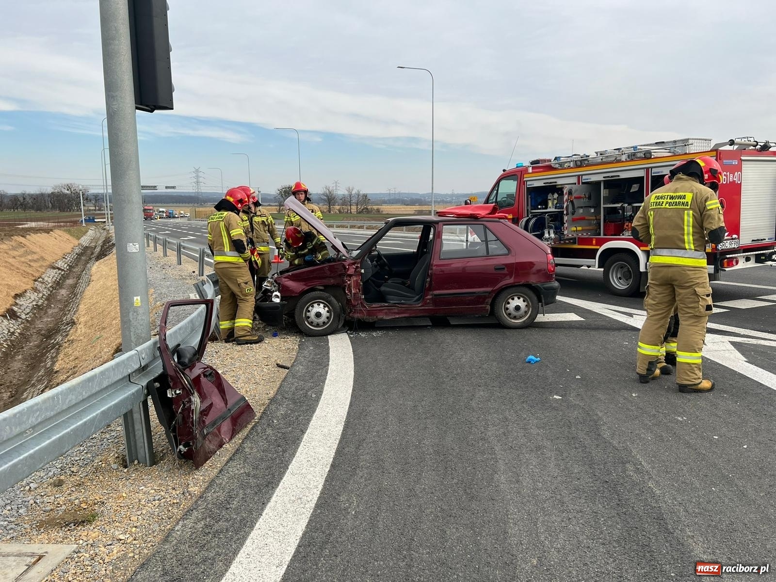 Zdjęcie w galerii na portalu naszraciborz.pl: Zderzenie citroena i skody na wschodniej obwodnicy Raciborza [FOTO]  wiadomości z regionu