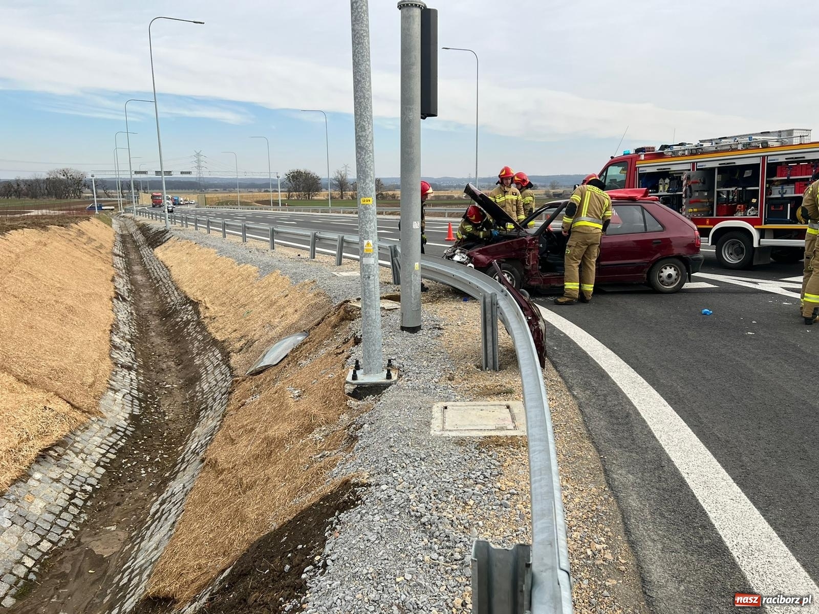 Zdjęcie w galerii na portalu naszraciborz.pl: Zderzenie citroena i skody na wschodniej obwodnicy Raciborza [FOTO]  wiadomości z regionu