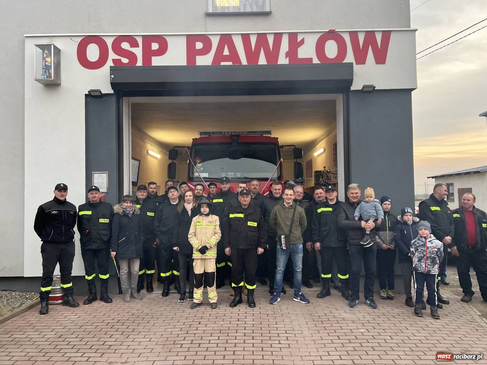 Zdjęcie w galerii na portalu naszraciborz.pl: Fajerwerki i flary. W Pawłowie powitali nowy wóz strażacki [FOTO i WIDEO] wiadomości z regionu