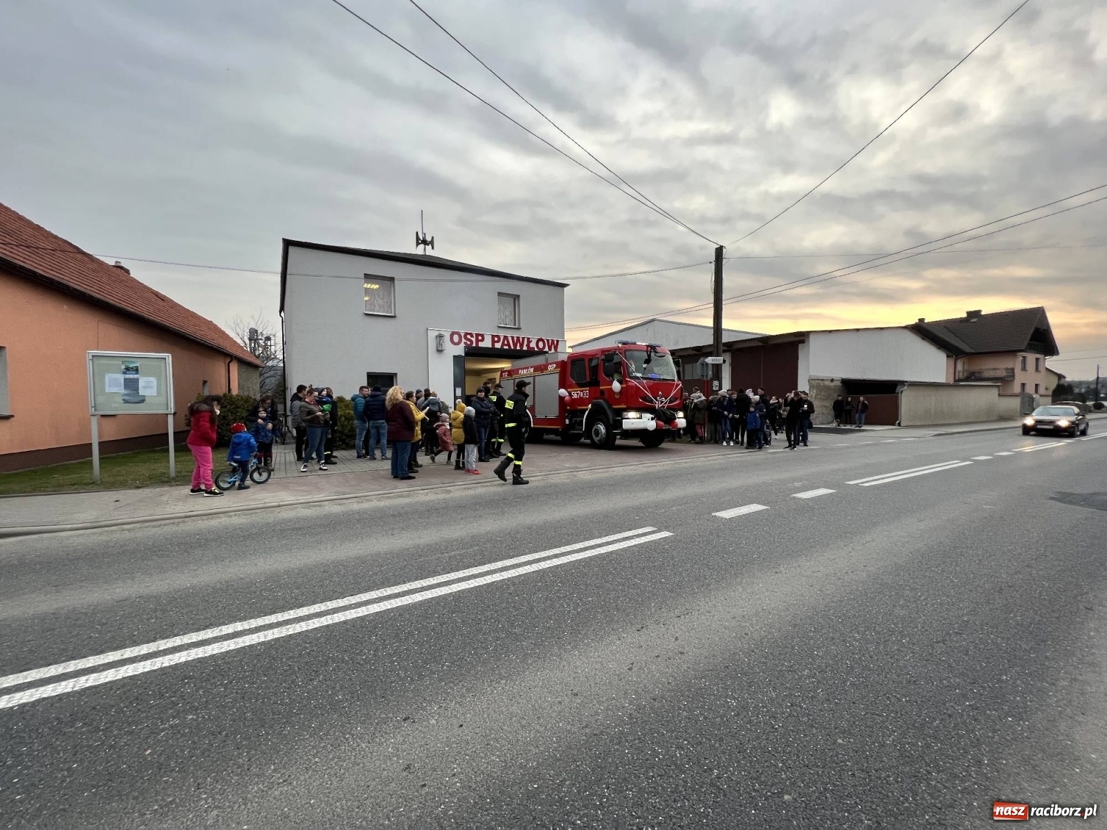 Zdjęcie w galerii na portalu naszraciborz.pl: Fajerwerki i flary. W Pawłowie powitali nowy wóz strażacki [FOTO i WIDEO] wiadomości z regionu