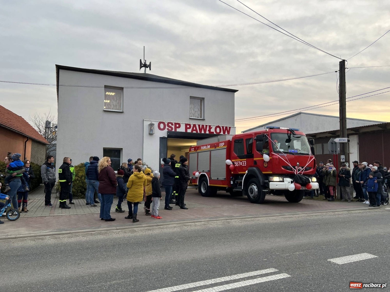 Zdjęcie w galerii na portalu naszraciborz.pl: Fajerwerki i flary. W Pawłowie powitali nowy wóz strażacki [FOTO i WIDEO] wiadomości z regionu