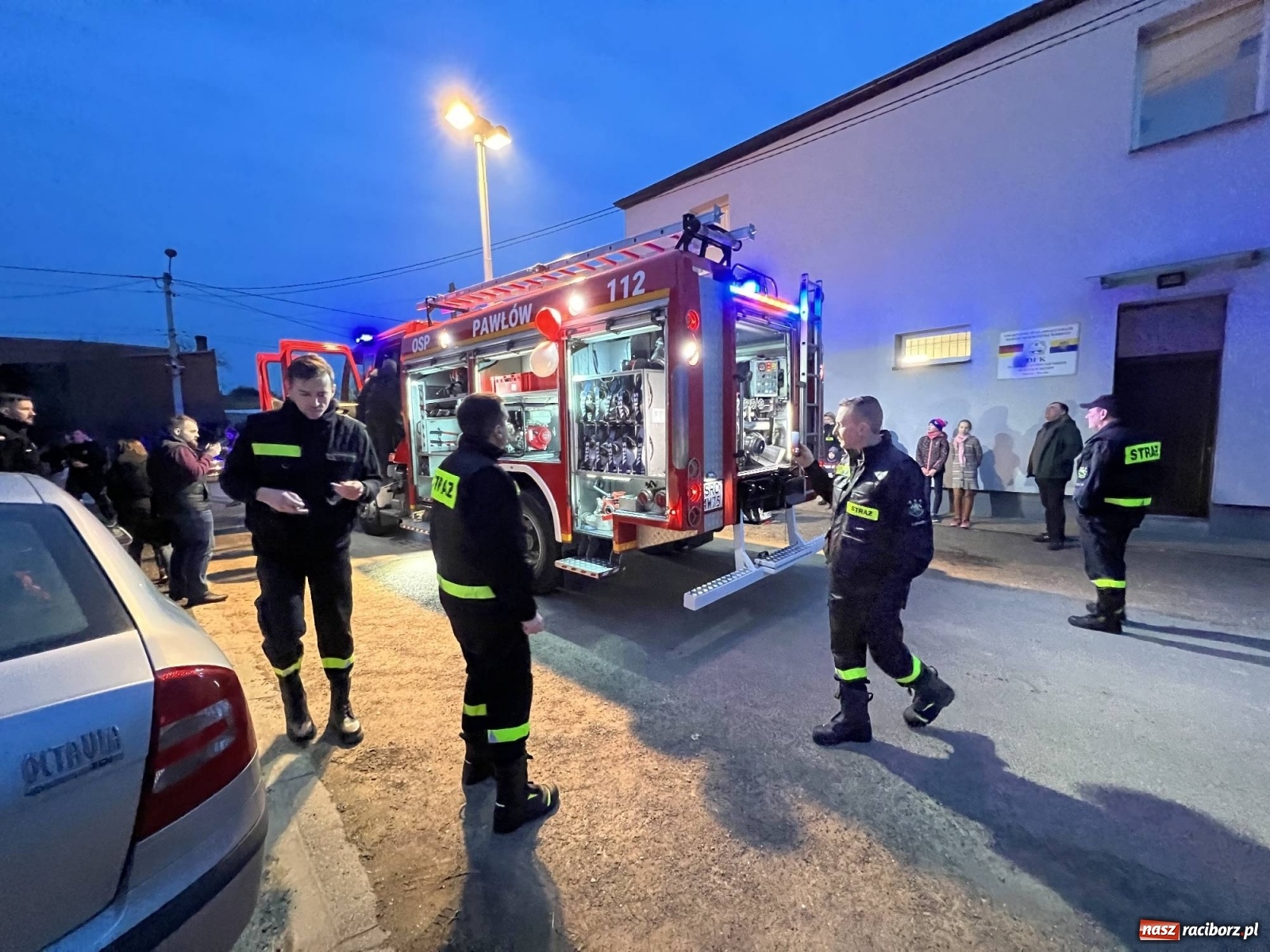 Zdjęcie w galerii na portalu naszraciborz.pl: Fajerwerki i flary. W Pawłowie powitali nowy wóz strażacki [FOTO i WIDEO] wiadomości z regionu