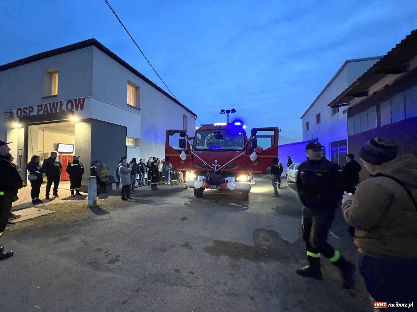 Zdjęcie w galerii na portalu naszraciborz.pl: Fajerwerki i flary. W Pawłowie powitali nowy wóz strażacki [FOTO i WIDEO] wiadomości z regionu