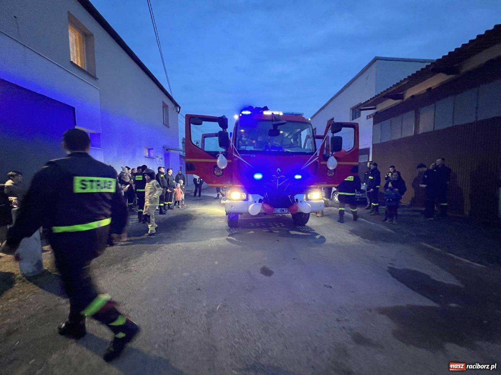 Zdjęcie w galerii na portalu naszraciborz.pl: Fajerwerki i flary. W Pawłowie powitali nowy wóz strażacki [FOTO i WIDEO] wiadomości z regionu