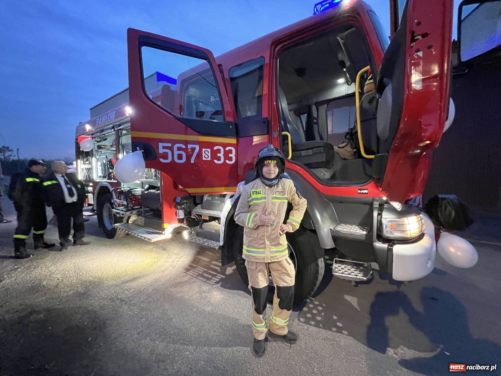 Zdjęcie w galerii na portalu naszraciborz.pl: Fajerwerki i flary. W Pawłowie powitali nowy wóz strażacki [FOTO i WIDEO] wiadomości z regionu