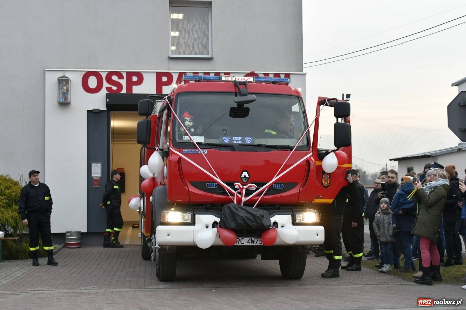 Zdjęcie w galerii na portalu naszraciborz.pl: Fajerwerki i flary. W Pawłowie powitali nowy wóz strażacki [FOTO i WIDEO] wiadomości z regionu