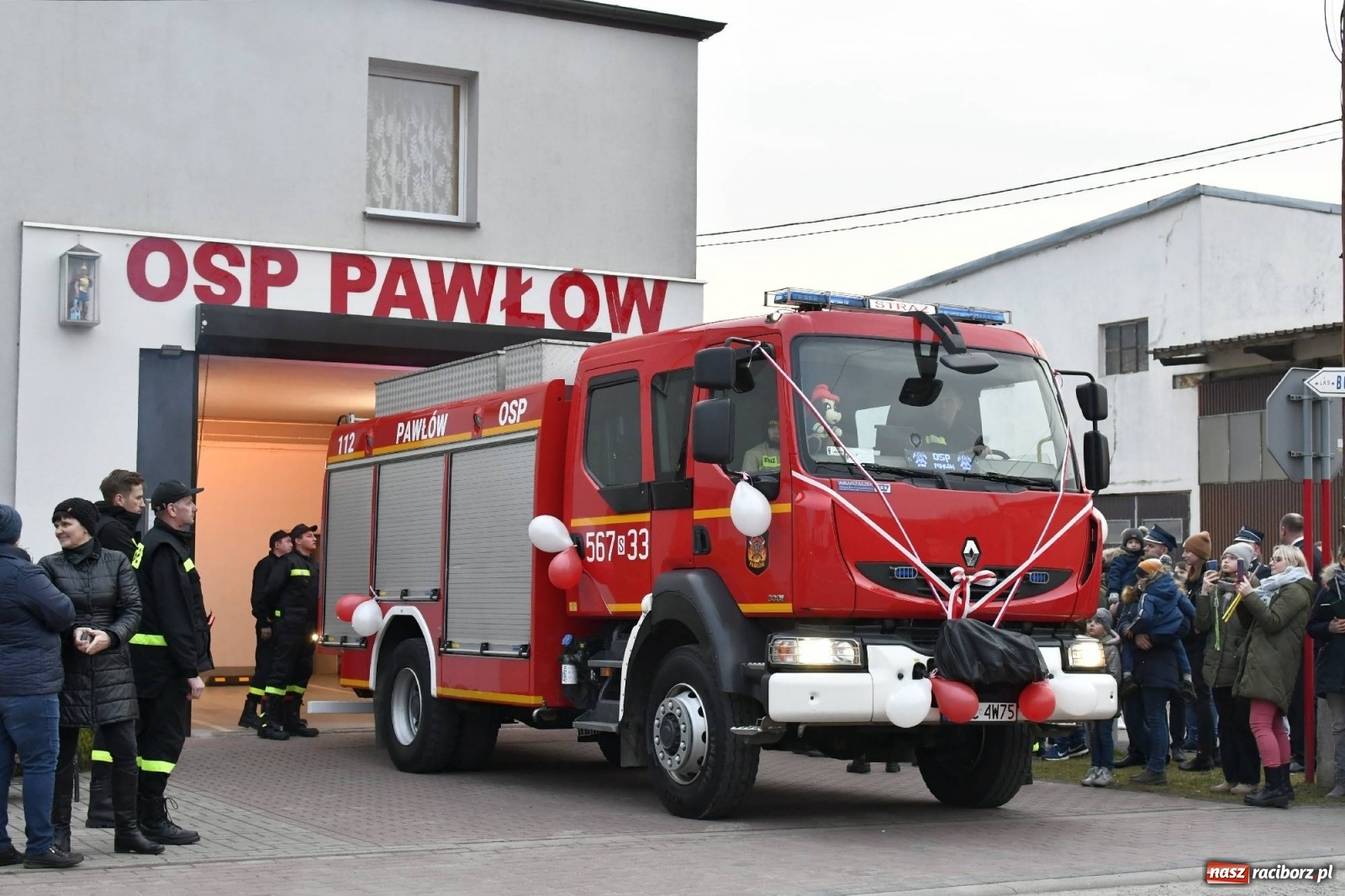 Zdjęcie w galerii na portalu naszraciborz.pl: Fajerwerki i flary. W Pawłowie powitali nowy wóz strażacki [FOTO i WIDEO] wiadomości z regionu