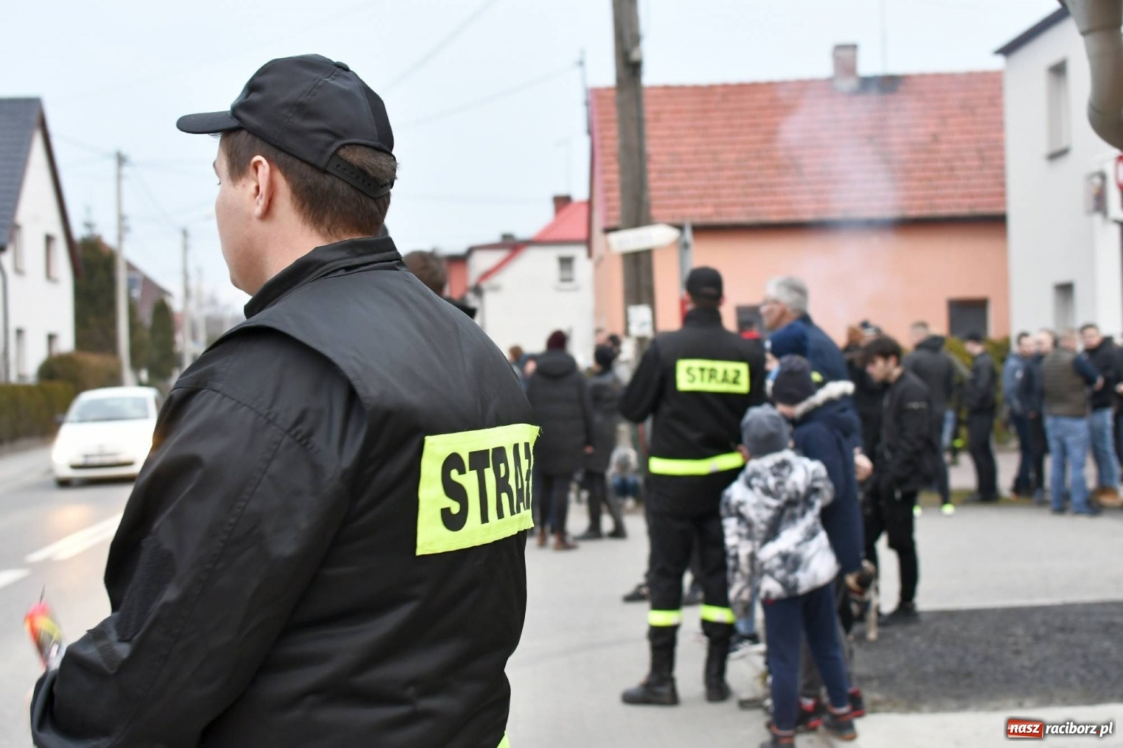 Zdjęcie w galerii na portalu naszraciborz.pl: Fajerwerki i flary. W Pawłowie powitali nowy wóz strażacki [FOTO i WIDEO] wiadomości z regionu