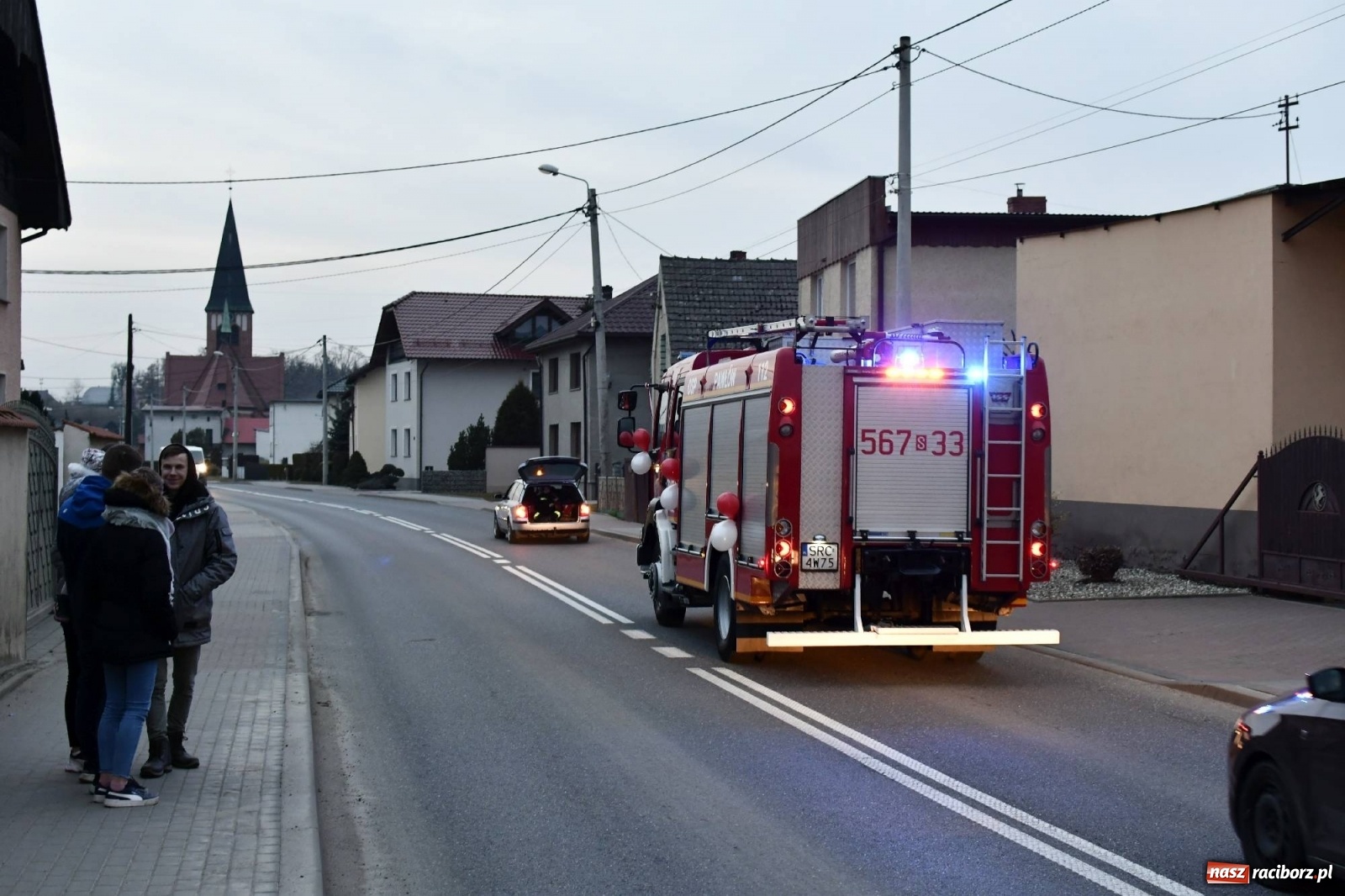 Zdjęcie w galerii na portalu naszraciborz.pl: Fajerwerki i flary. W Pawłowie powitali nowy wóz strażacki [FOTO i WIDEO] wiadomości z regionu