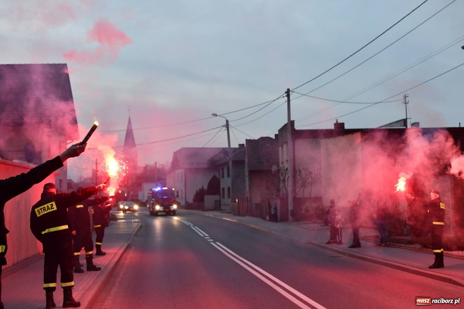 Zdjęcie w galerii na portalu naszraciborz.pl: Fajerwerki i flary. W Pawłowie powitali nowy wóz strażacki [FOTO i WIDEO] wiadomości z regionu