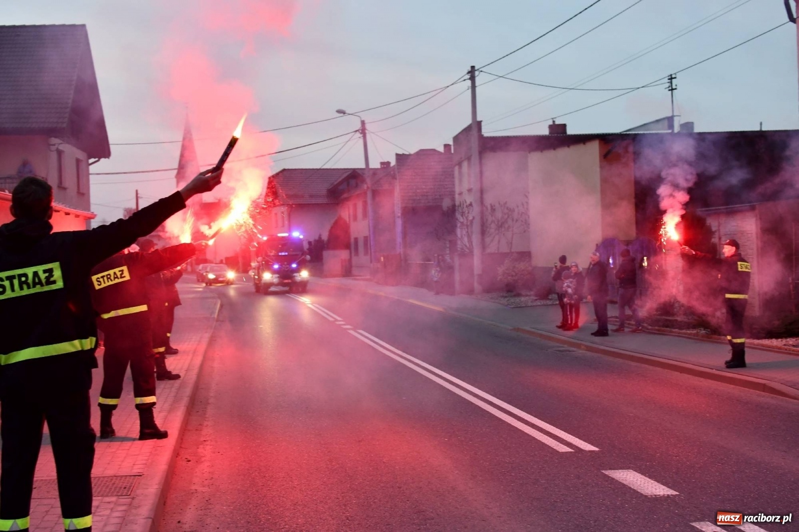 Zdjęcie w galerii na portalu naszraciborz.pl: Fajerwerki i flary. W Pawłowie powitali nowy wóz strażacki [FOTO i WIDEO] wiadomości z regionu