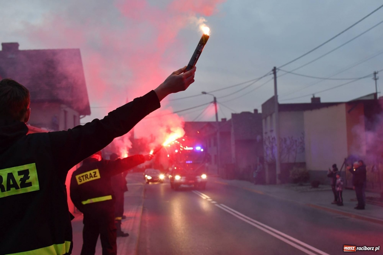 Zdjęcie w galerii na portalu naszraciborz.pl: Fajerwerki i flary. W Pawłowie powitali nowy wóz strażacki [FOTO i WIDEO] wiadomości z regionu