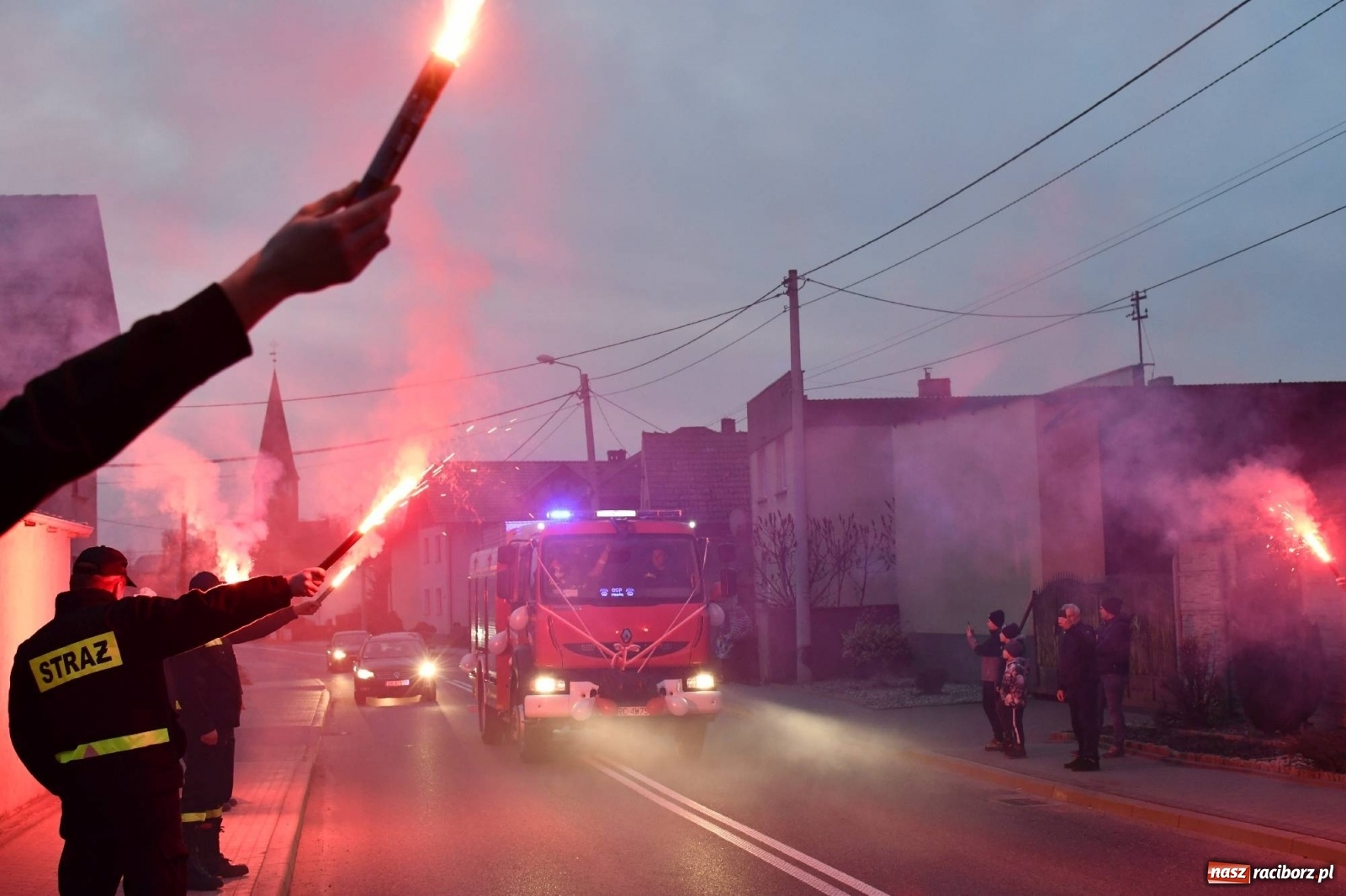 Zdjęcie w galerii na portalu naszraciborz.pl: Fajerwerki i flary. W Pawłowie powitali nowy wóz strażacki [FOTO i WIDEO] wiadomości z regionu