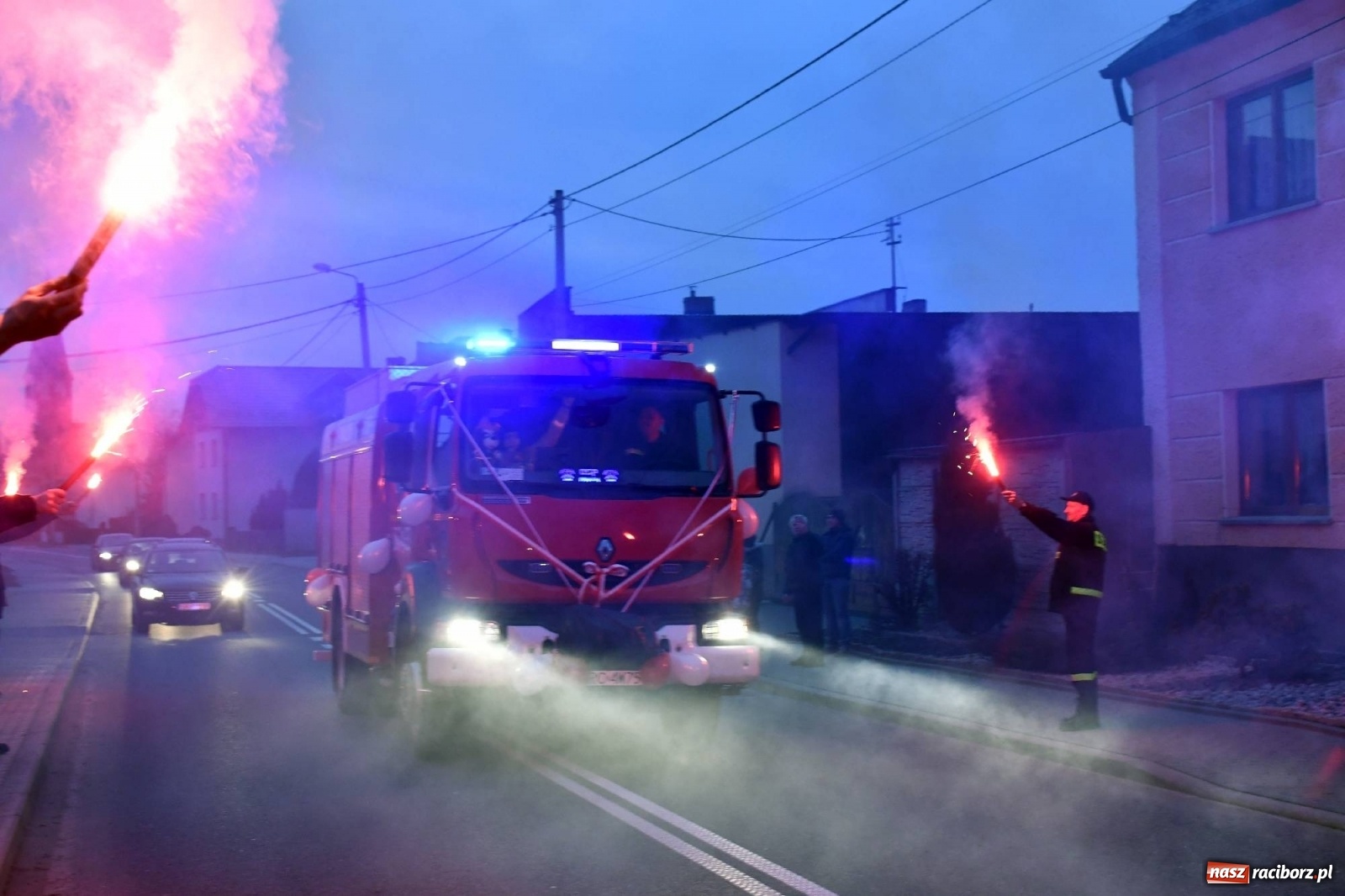 Zdjęcie w galerii na portalu naszraciborz.pl: Fajerwerki i flary. W Pawłowie powitali nowy wóz strażacki [FOTO i WIDEO] wiadomości z regionu