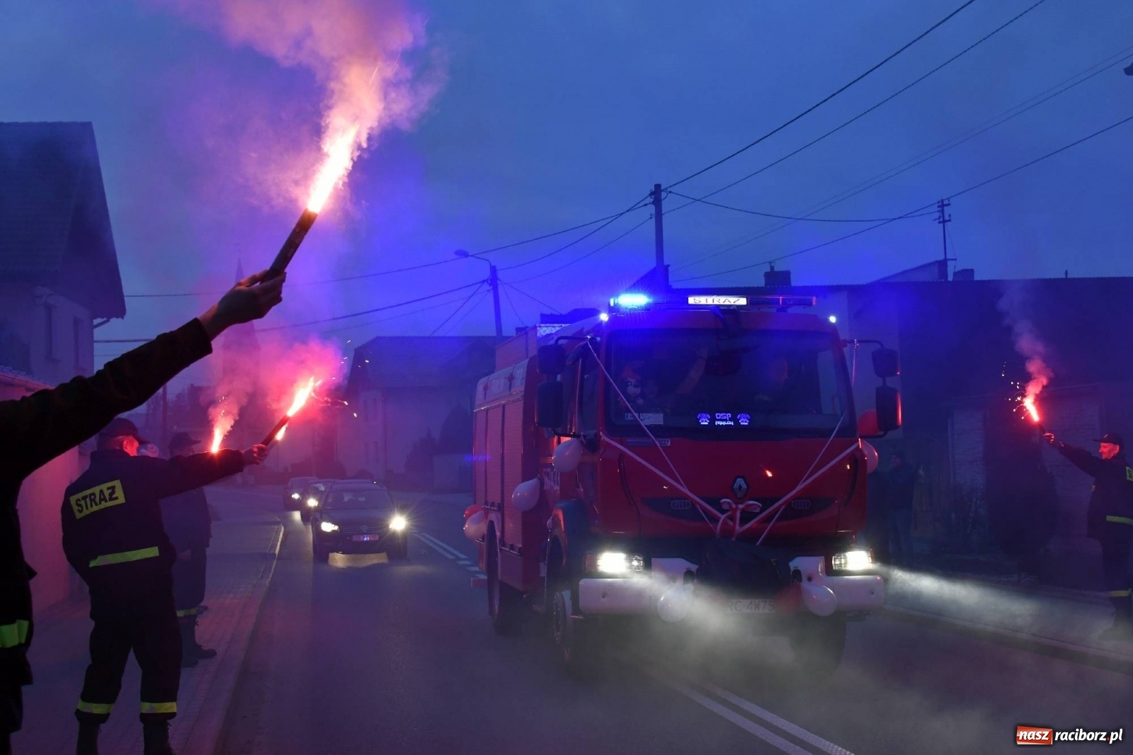 Zdjęcie w galerii na portalu naszraciborz.pl: Fajerwerki i flary. W Pawłowie powitali nowy wóz strażacki [FOTO i WIDEO] wiadomości z regionu