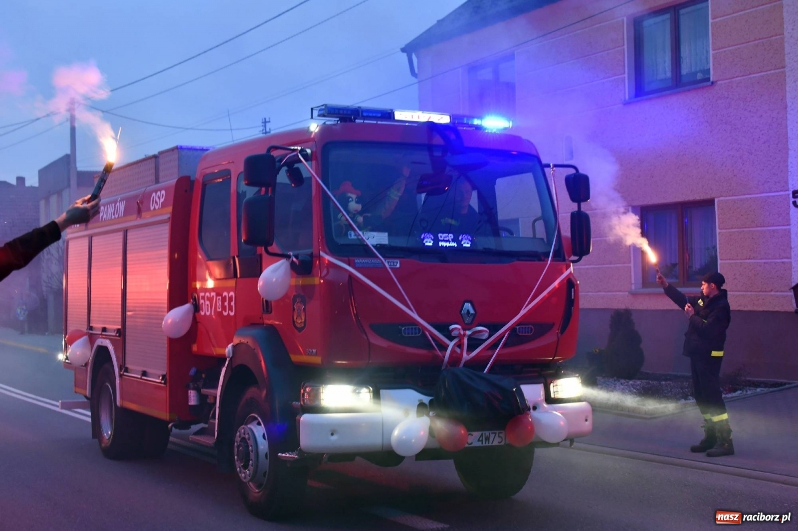 Zdjęcie w galerii na portalu naszraciborz.pl: Fajerwerki i flary. W Pawłowie powitali nowy wóz strażacki [FOTO i WIDEO] wiadomości z regionu