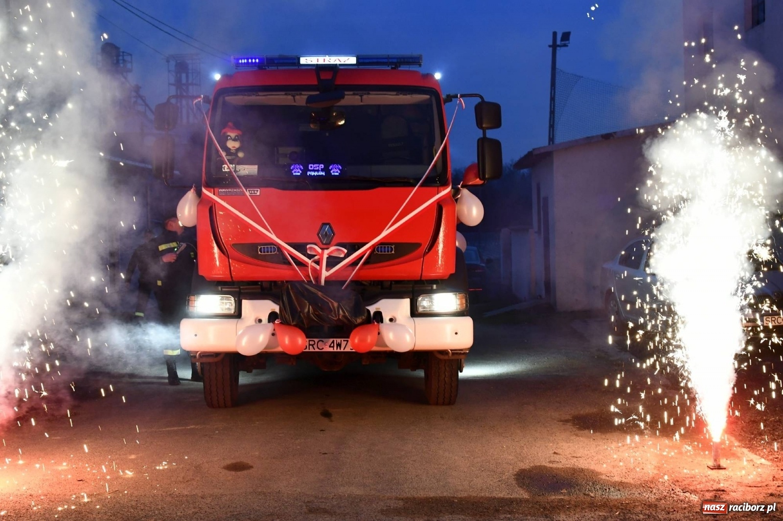 Zdjęcie w galerii na portalu naszraciborz.pl: Fajerwerki i flary. W Pawłowie powitali nowy wóz strażacki [FOTO i WIDEO] wiadomości z regionu