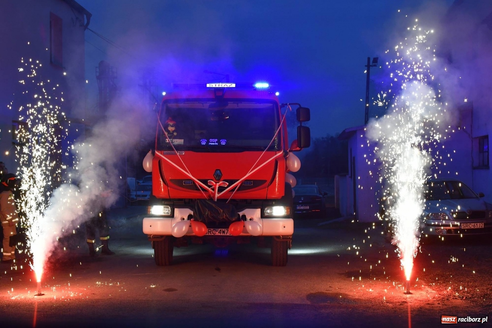 Zdjęcie w galerii na portalu naszraciborz.pl: Fajerwerki i flary. W Pawłowie powitali nowy wóz strażacki [FOTO i WIDEO] wiadomości z regionu