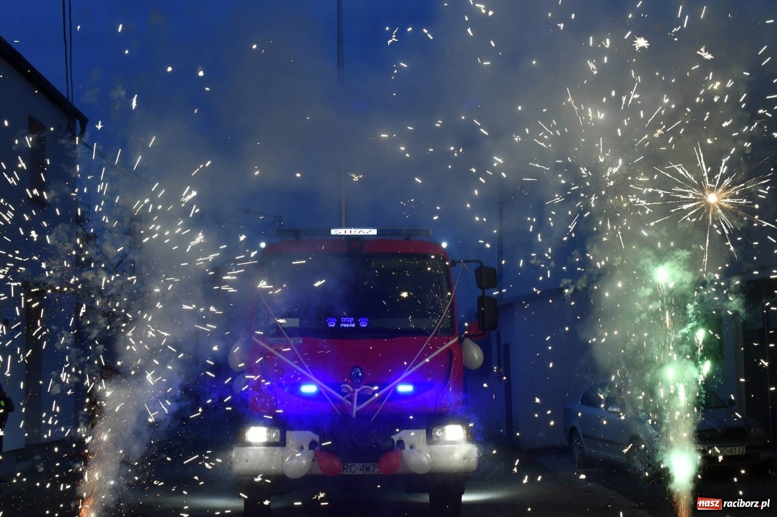 Zdjęcie w galerii na portalu naszraciborz.pl: Fajerwerki i flary. W Pawłowie powitali nowy wóz strażacki [FOTO i WIDEO] wiadomości z regionu