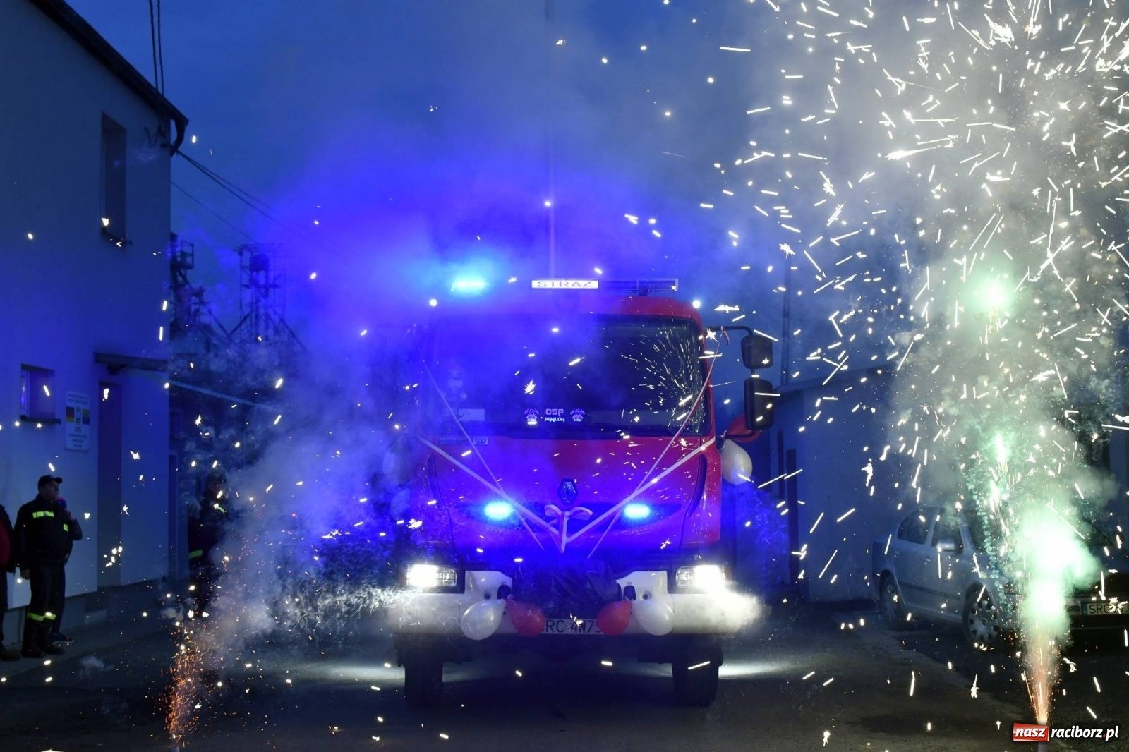 Zdjęcie w galerii na portalu naszraciborz.pl: Fajerwerki i flary. W Pawłowie powitali nowy wóz strażacki [FOTO i WIDEO] wiadomości z regionu