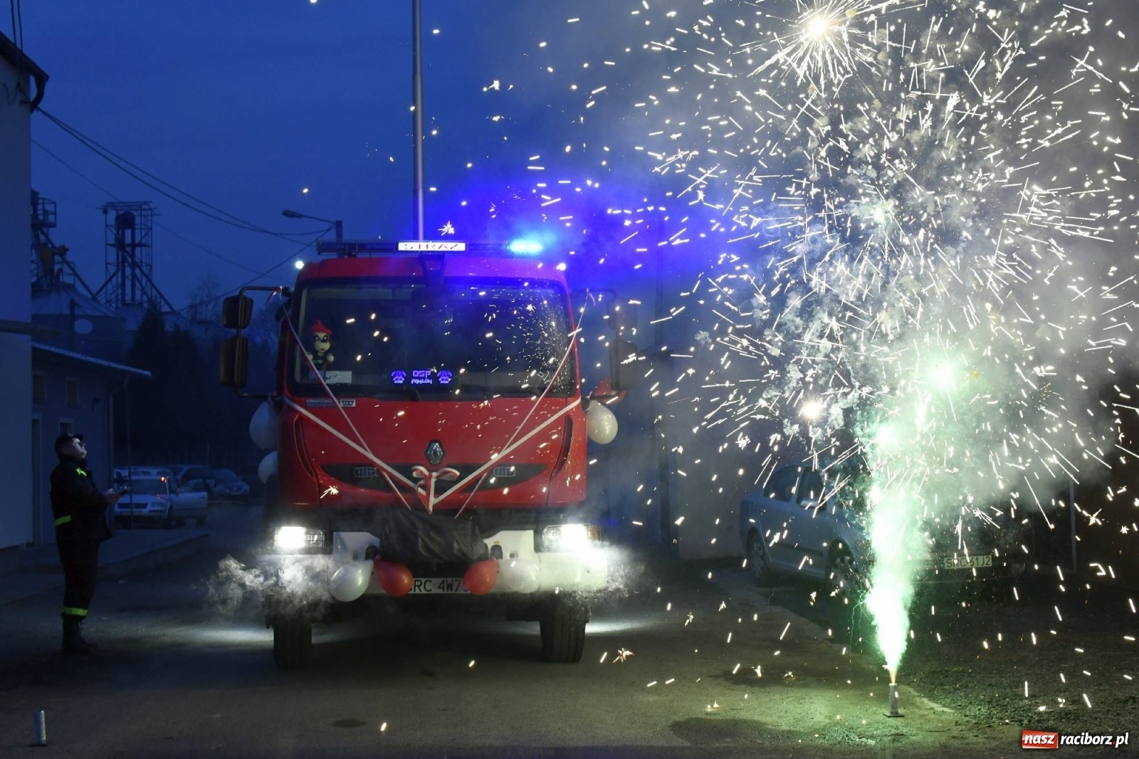 Zdjęcie w galerii na portalu naszraciborz.pl: Fajerwerki i flary. W Pawłowie powitali nowy wóz strażacki [FOTO i WIDEO] wiadomości z regionu