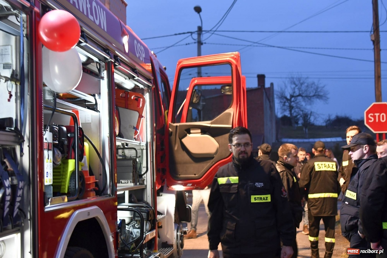 Zdjęcie w galerii na portalu naszraciborz.pl: Fajerwerki i flary. W Pawłowie powitali nowy wóz strażacki [FOTO i WIDEO] wiadomości z regionu