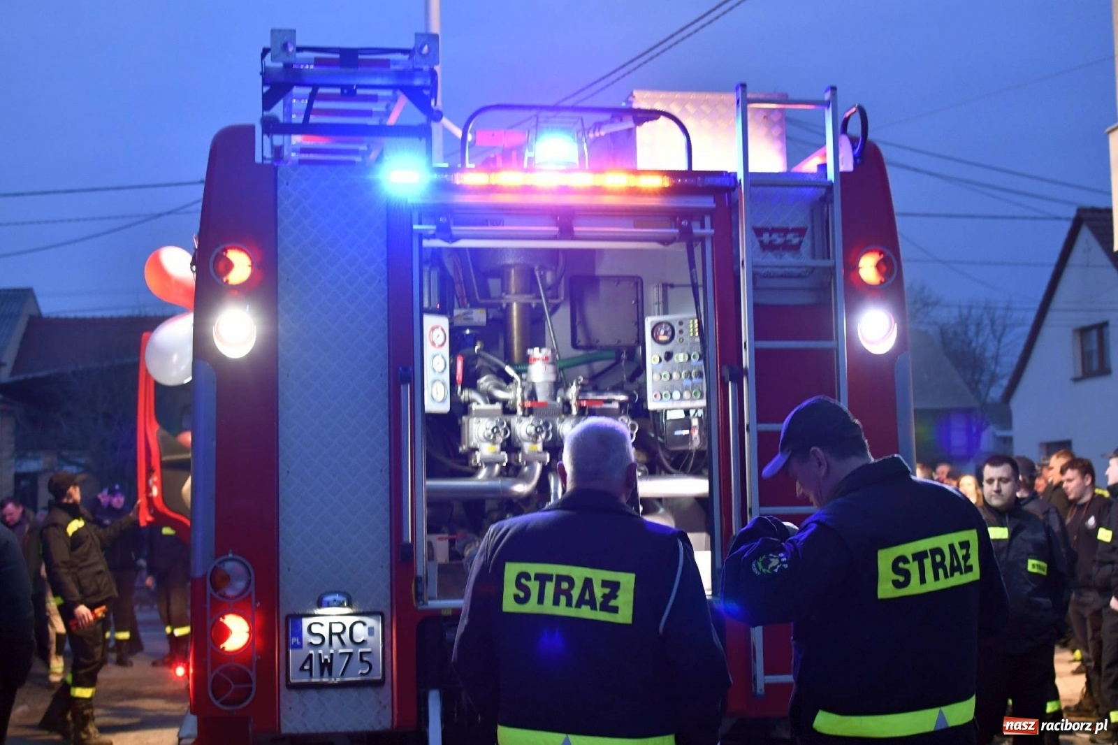 Zdjęcie w galerii na portalu naszraciborz.pl: Fajerwerki i flary. W Pawłowie powitali nowy wóz strażacki [FOTO i WIDEO] wiadomości z regionu