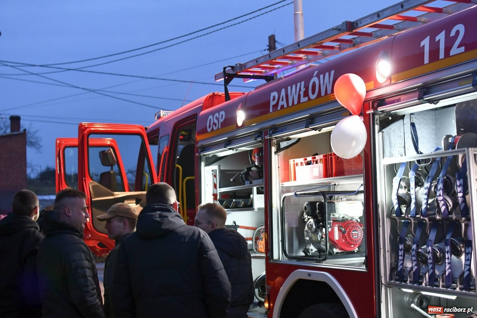 Zdjęcie w galerii na portalu naszraciborz.pl: Fajerwerki i flary. W Pawłowie powitali nowy wóz strażacki [FOTO i WIDEO] wiadomości z regionu