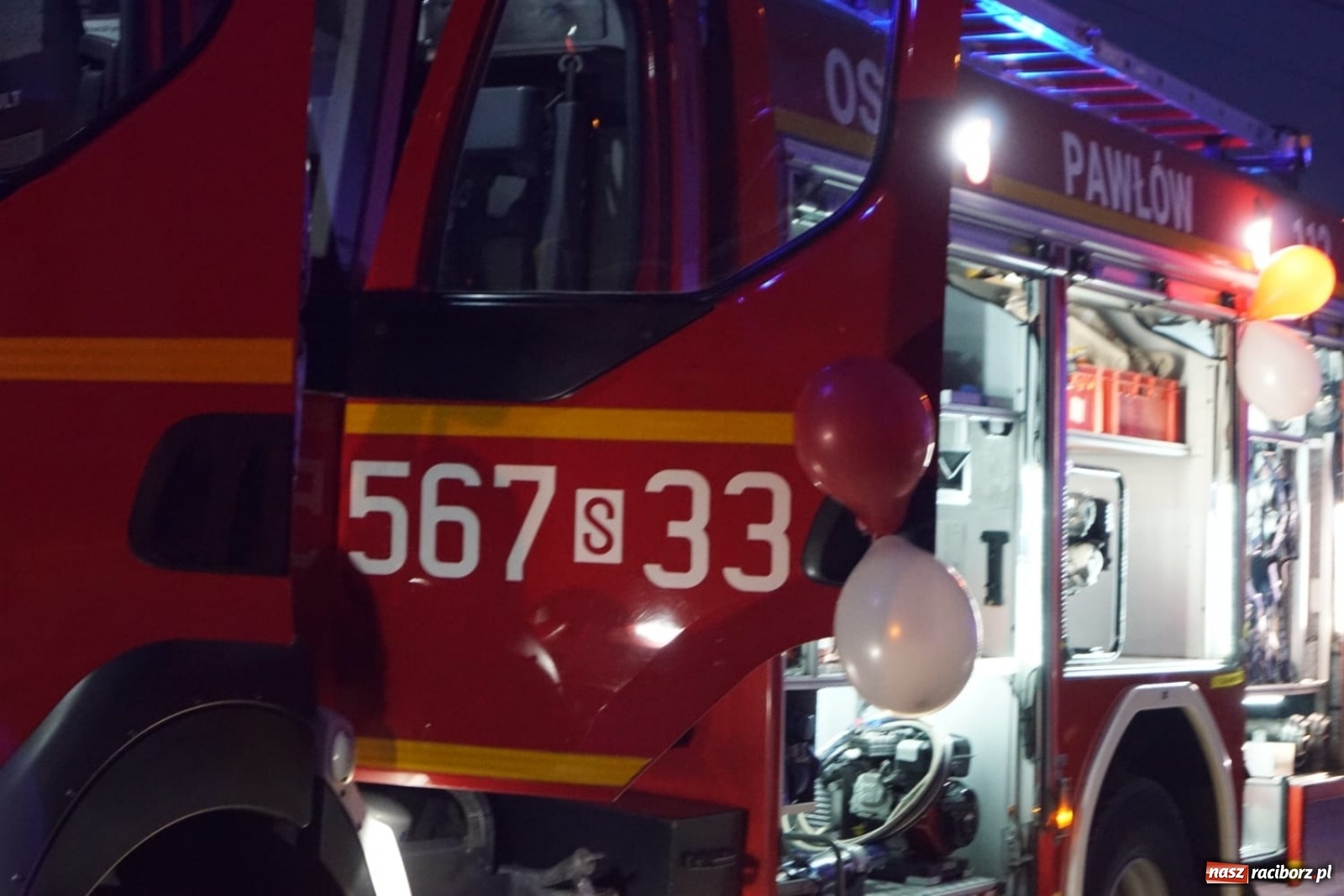 Zdjęcie w galerii na portalu naszraciborz.pl: Fajerwerki i flary. W Pawłowie powitali nowy wóz strażacki [FOTO i WIDEO] wiadomości z regionu