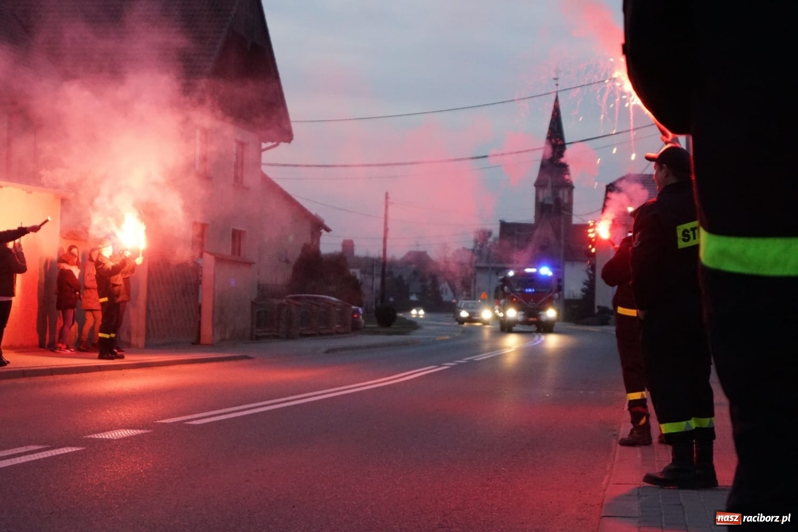 Zdjęcie w galerii na portalu naszraciborz.pl: Fajerwerki i flary. W Pawłowie powitali nowy wóz strażacki [FOTO i WIDEO] wiadomości z regionu