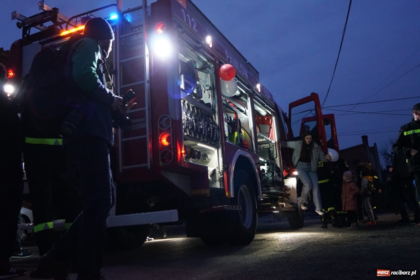 Zdjęcie w galerii na portalu naszraciborz.pl: Fajerwerki i flary. W Pawłowie powitali nowy wóz strażacki [FOTO i WIDEO] wiadomości z regionu