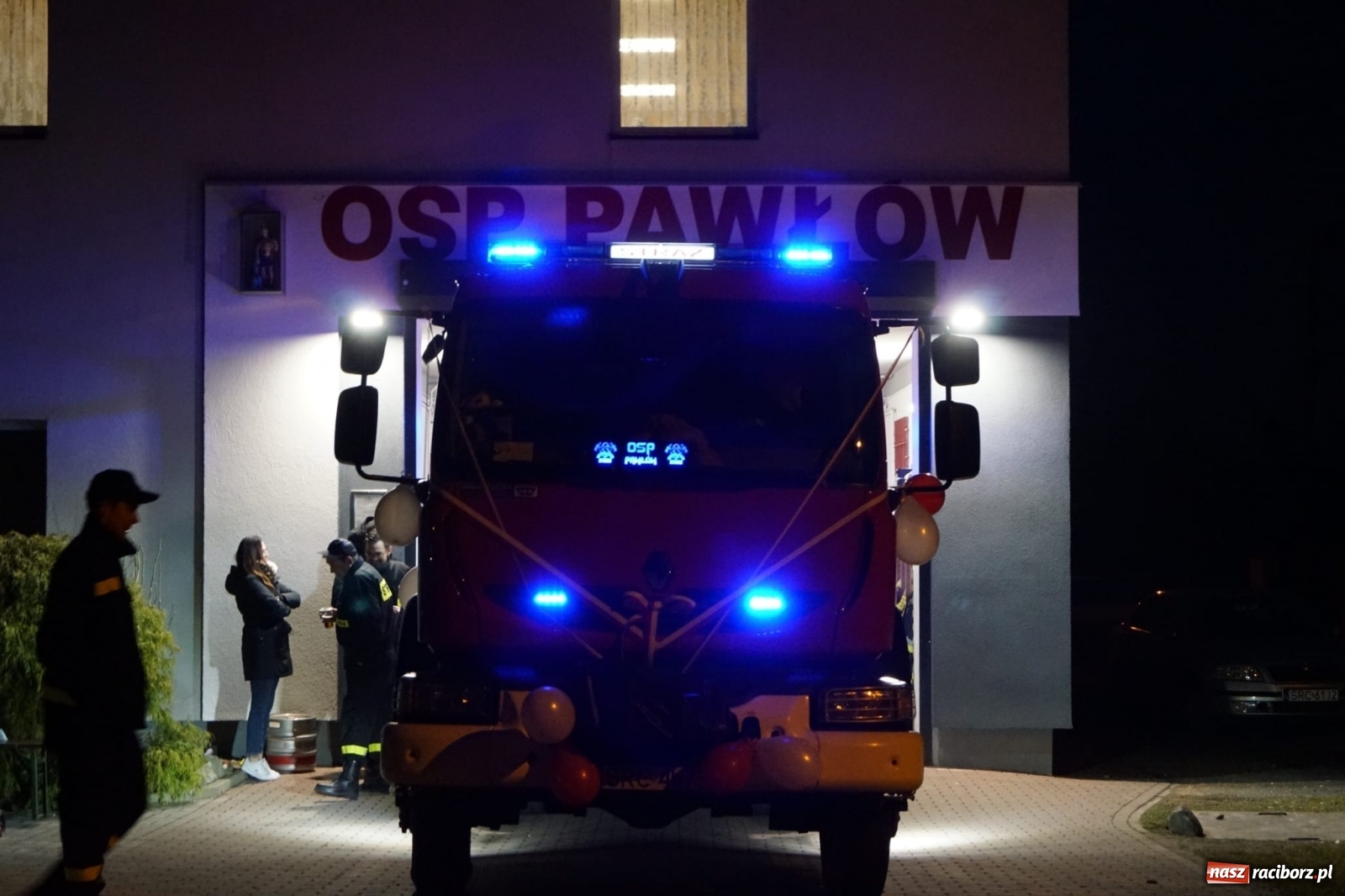 Zdjęcie w galerii na portalu naszraciborz.pl: Fajerwerki i flary. W Pawłowie powitali nowy wóz strażacki [FOTO i WIDEO] wiadomości z regionu