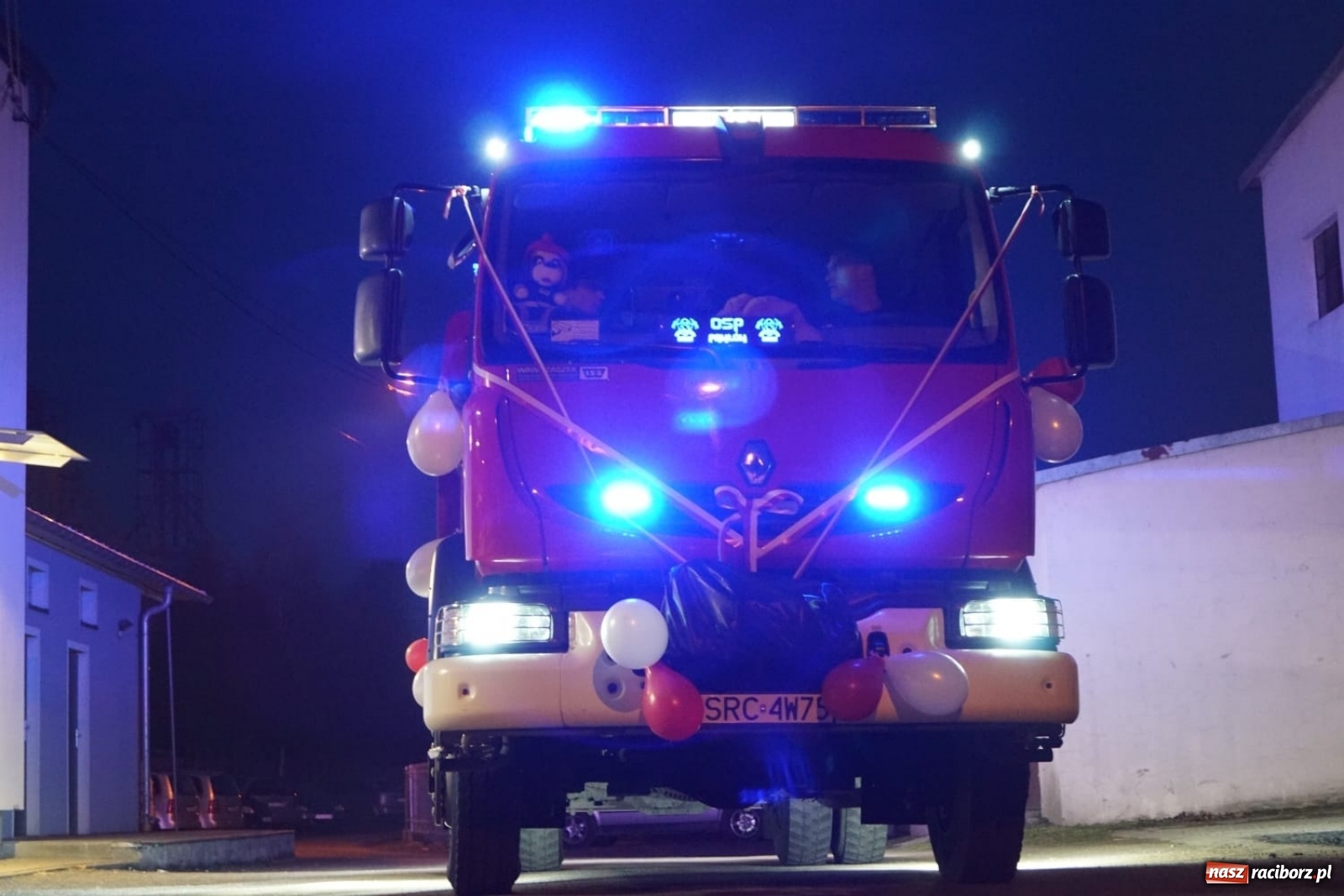 Zdjęcie w galerii na portalu naszraciborz.pl: Fajerwerki i flary. W Pawłowie powitali nowy wóz strażacki [FOTO i WIDEO] wiadomości z regionu