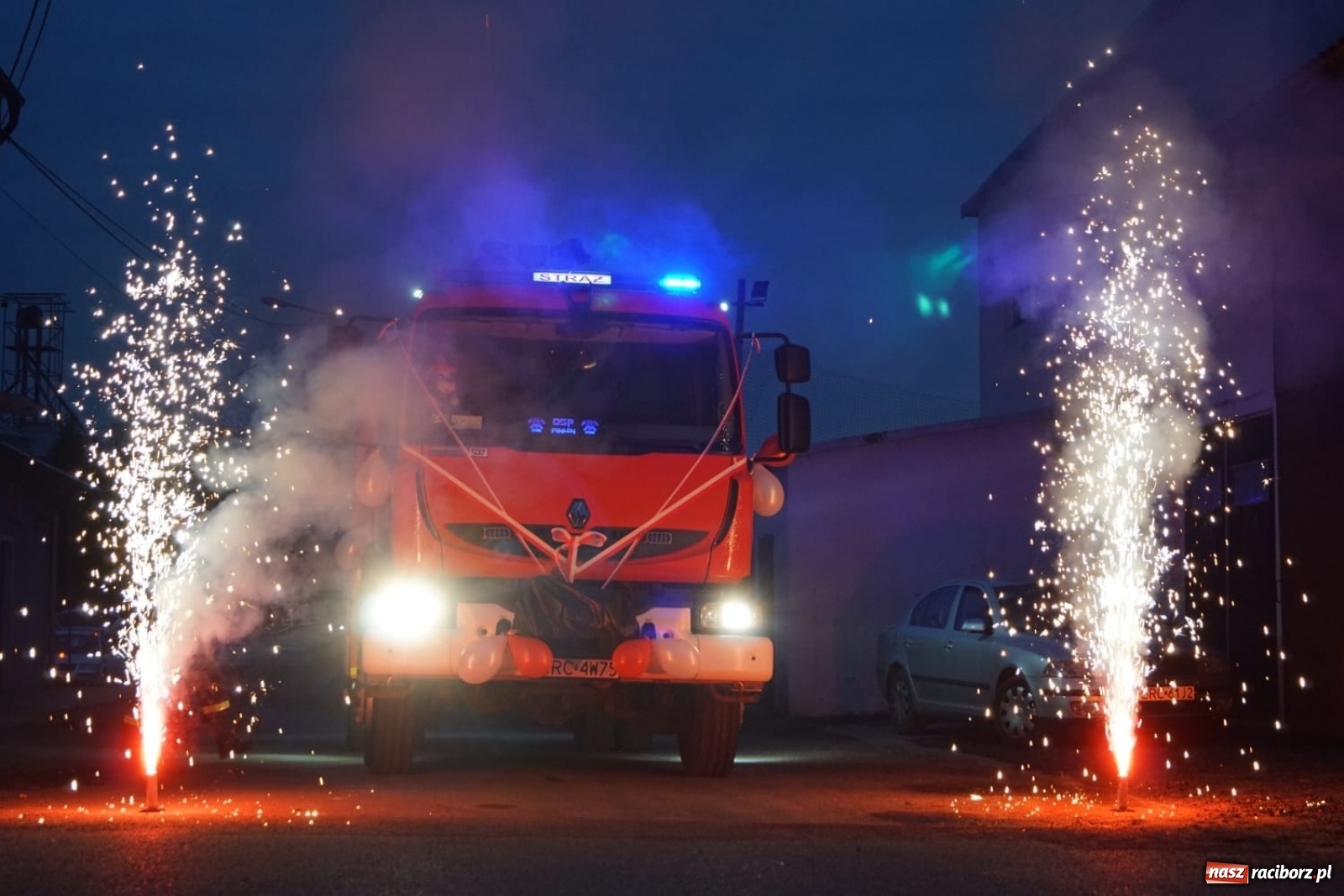 Zdjęcie w galerii na portalu naszraciborz.pl: Fajerwerki i flary. W Pawłowie powitali nowy wóz strażacki [FOTO i WIDEO] wiadomości z regionu