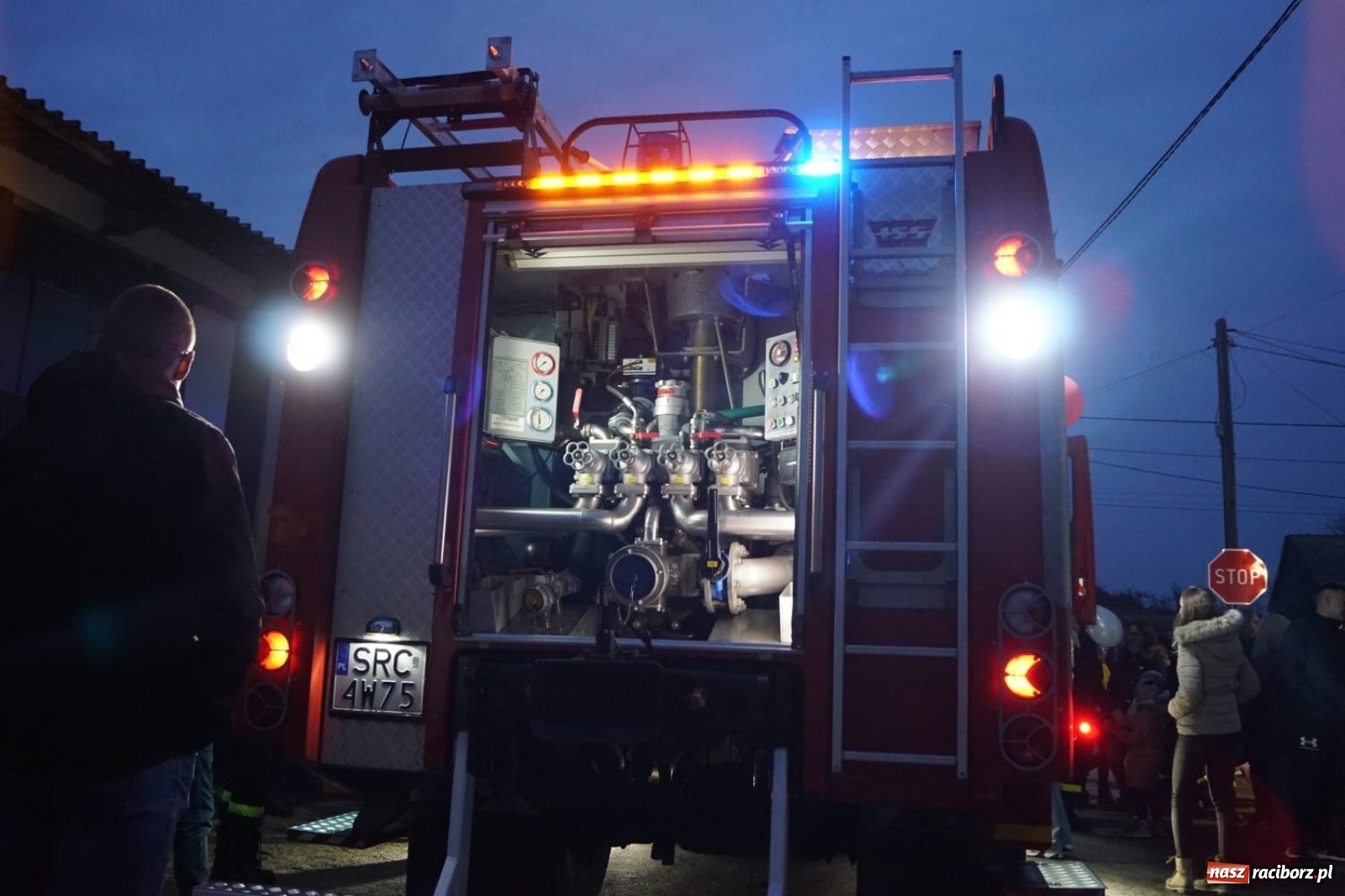 Zdjęcie w galerii na portalu naszraciborz.pl: Fajerwerki i flary. W Pawłowie powitali nowy wóz strażacki [FOTO i WIDEO] wiadomości z regionu