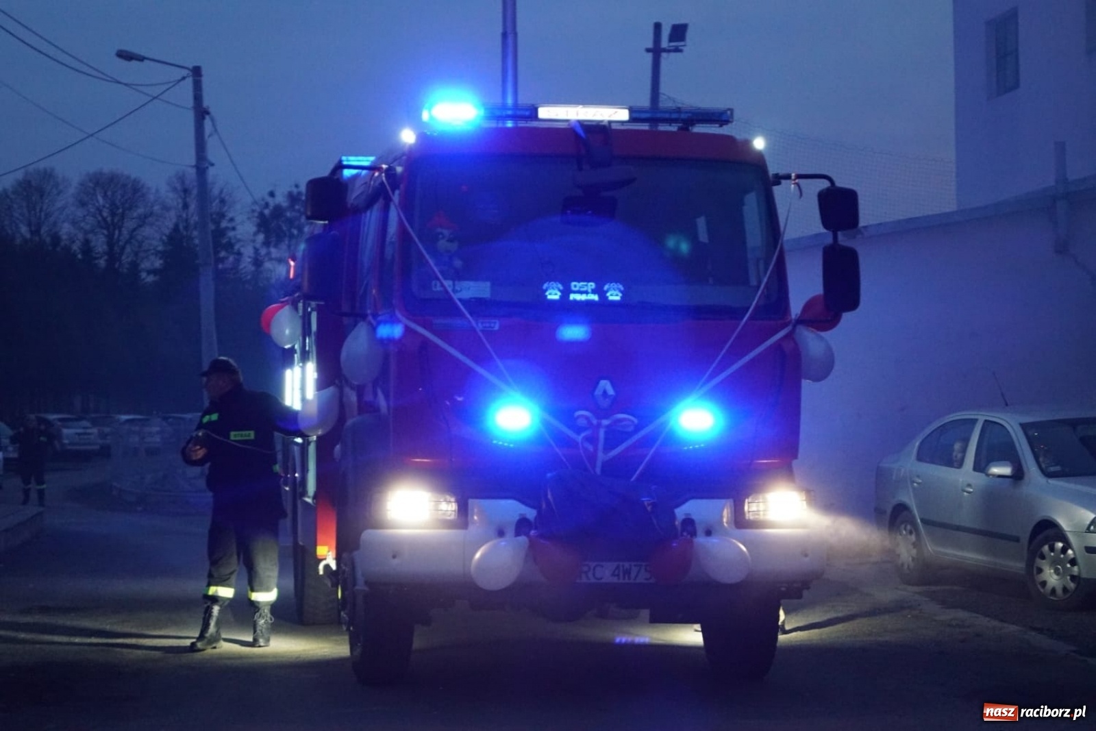 Zdjęcie w galerii na portalu naszraciborz.pl: Fajerwerki i flary. W Pawłowie powitali nowy wóz strażacki [FOTO i WIDEO] wiadomości z regionu