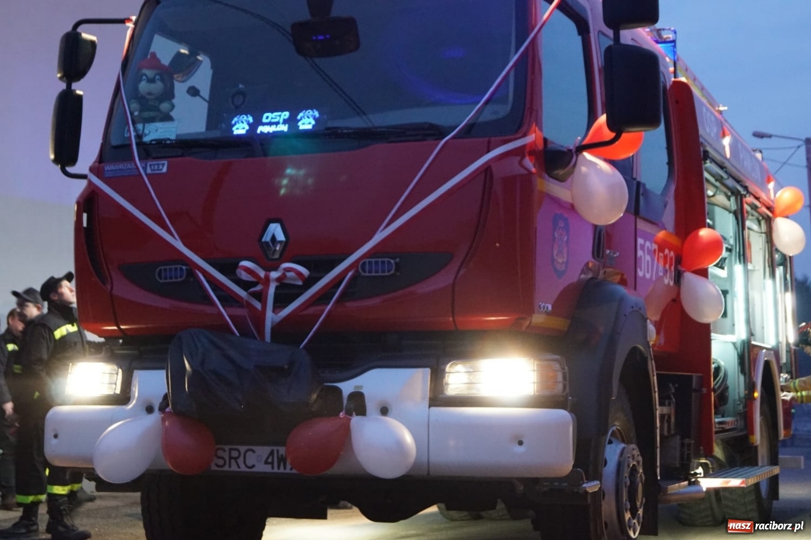 Zdjęcie w galerii na portalu naszraciborz.pl: Fajerwerki i flary. W Pawłowie powitali nowy wóz strażacki [FOTO i WIDEO] wiadomości z regionu