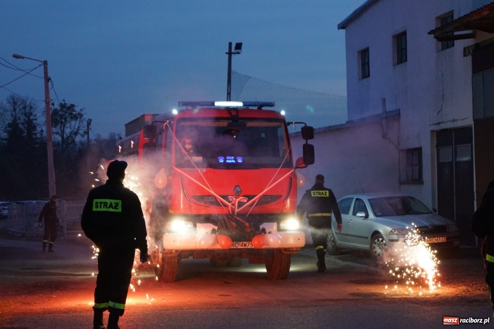 Zdjęcie w galerii na portalu naszraciborz.pl: Fajerwerki i flary. W Pawłowie powitali nowy wóz strażacki [FOTO i WIDEO] wiadomości z regionu