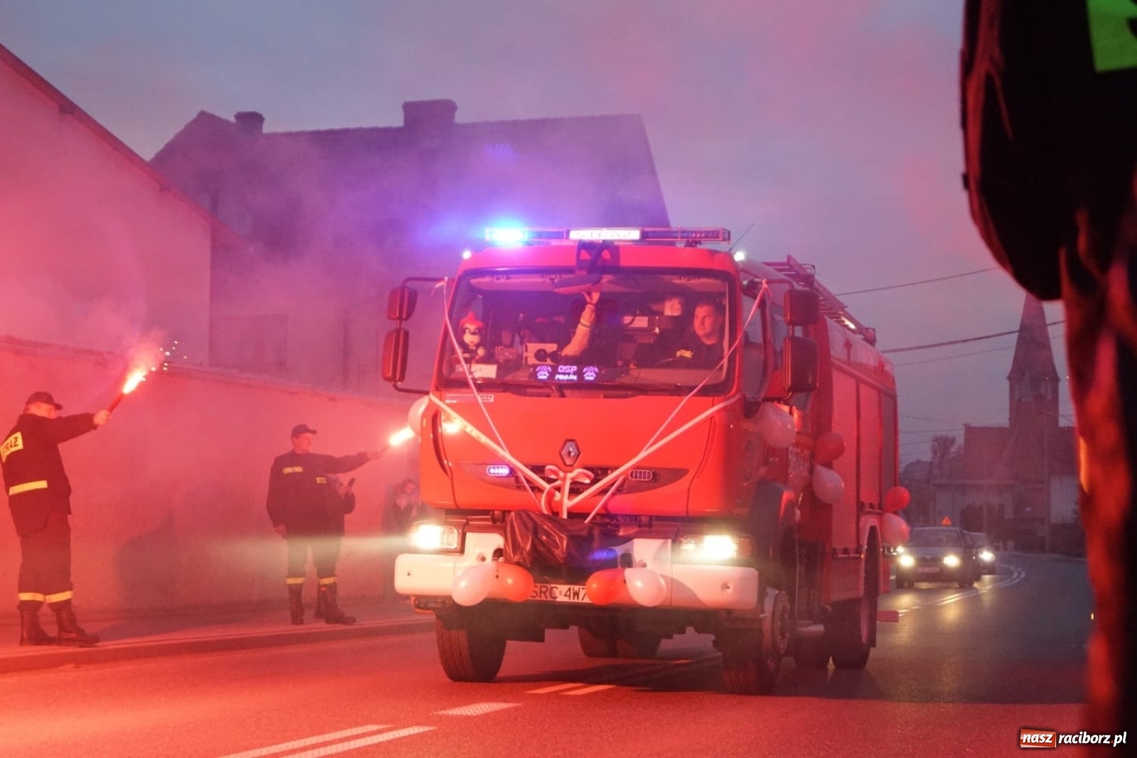 Zdjęcie w galerii na portalu naszraciborz.pl: Fajerwerki i flary. W Pawłowie powitali nowy wóz strażacki [FOTO i WIDEO] wiadomości z regionu