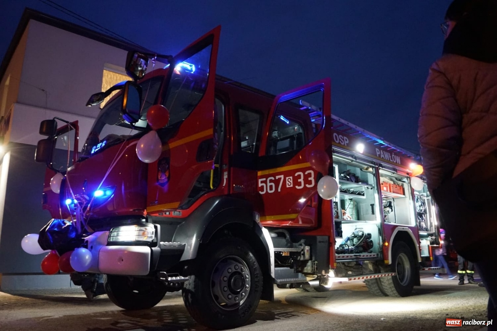 Zdjęcie w galerii na portalu naszraciborz.pl: Fajerwerki i flary. W Pawłowie powitali nowy wóz strażacki [FOTO i WIDEO] wiadomości z regionu