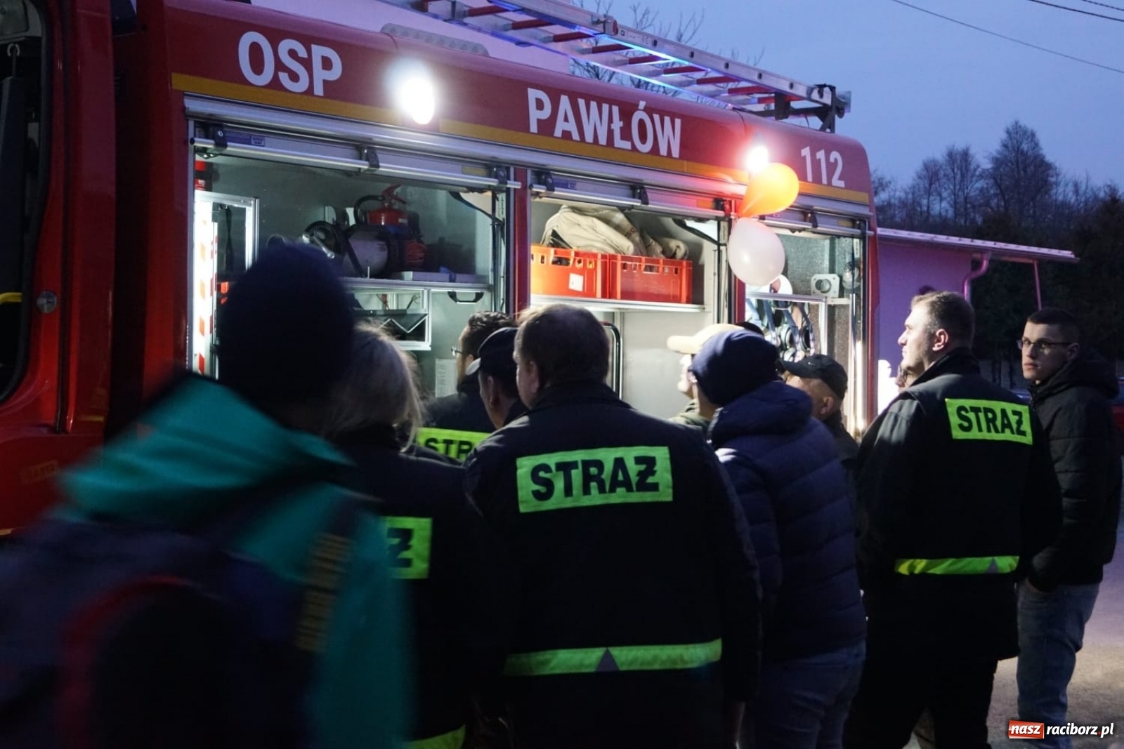 Zdjęcie w galerii na portalu naszraciborz.pl: Fajerwerki i flary. W Pawłowie powitali nowy wóz strażacki [FOTO i WIDEO] wiadomości z regionu