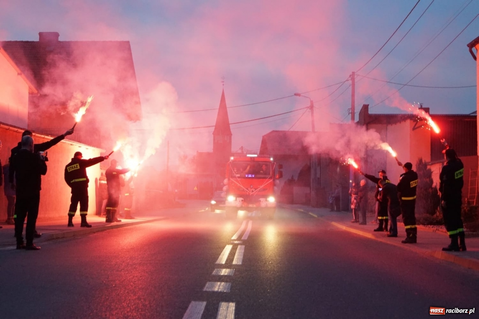 Zdjęcie w galerii na portalu naszraciborz.pl: Fajerwerki i flary. W Pawłowie powitali nowy wóz strażacki [FOTO i WIDEO] wiadomości z regionu