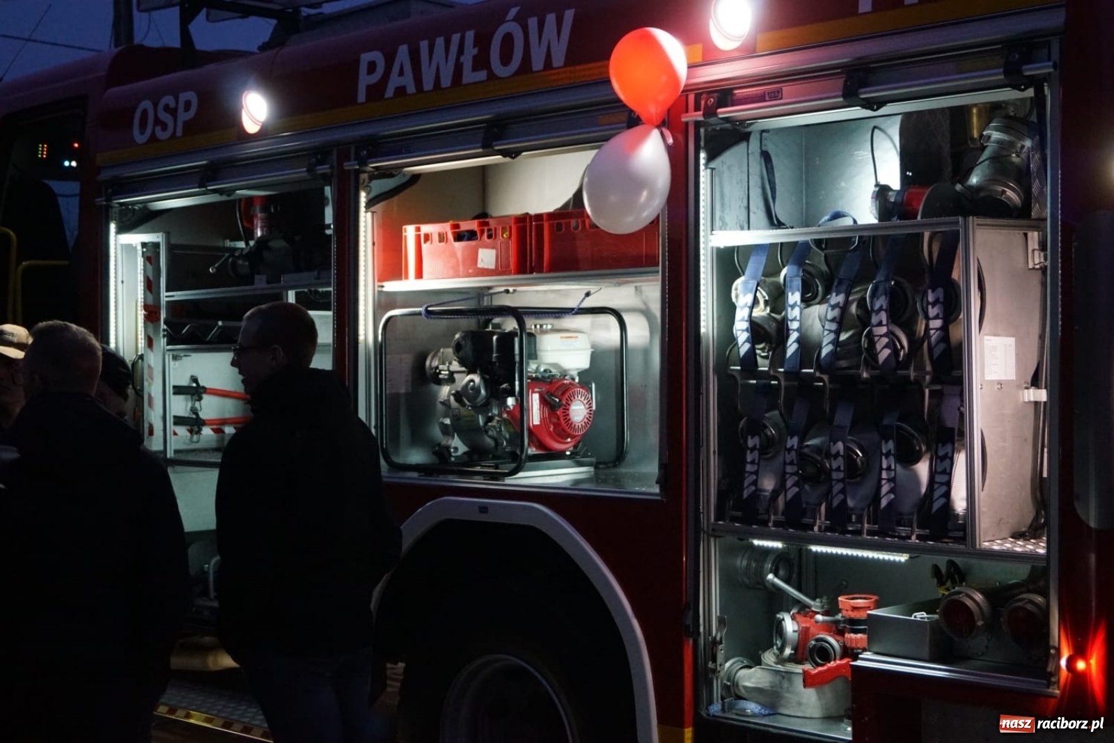 Zdjęcie w galerii na portalu naszraciborz.pl: Fajerwerki i flary. W Pawłowie powitali nowy wóz strażacki [FOTO i WIDEO] wiadomości z regionu