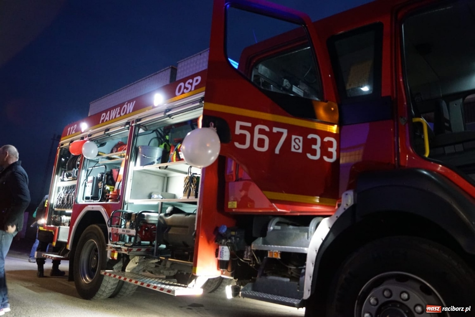 Zdjęcie w galerii na portalu naszraciborz.pl: Fajerwerki i flary. W Pawłowie powitali nowy wóz strażacki [FOTO i WIDEO] wiadomości z regionu