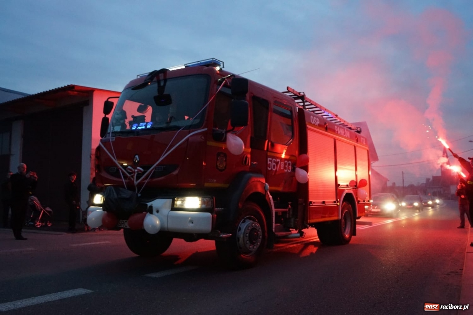 Zdjęcie w galerii na portalu naszraciborz.pl: Fajerwerki i flary. W Pawłowie powitali nowy wóz strażacki [FOTO i WIDEO] wiadomości z regionu