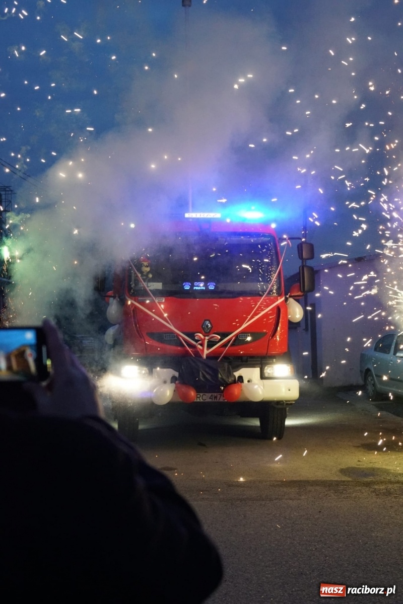 Zdjęcie w galerii na portalu naszraciborz.pl: Fajerwerki i flary. W Pawłowie powitali nowy wóz strażacki [FOTO i WIDEO] wiadomości z regionu