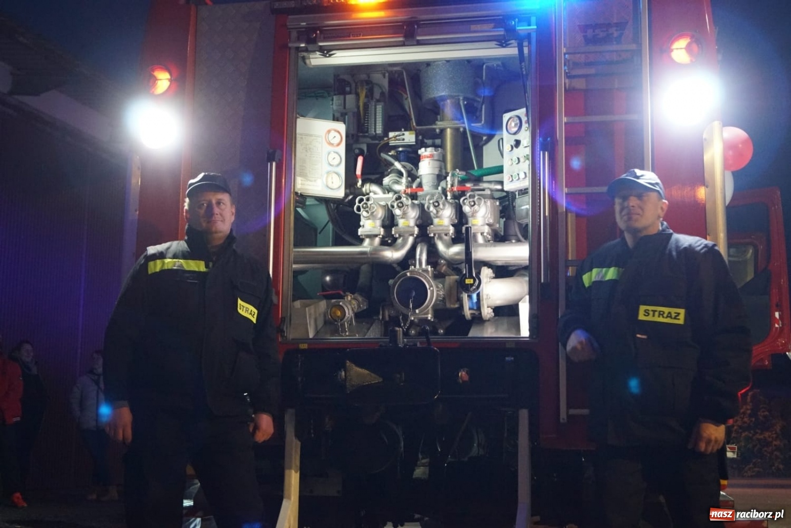 Zdjęcie w galerii na portalu naszraciborz.pl: Fajerwerki i flary. W Pawłowie powitali nowy wóz strażacki [FOTO i WIDEO] wiadomości z regionu