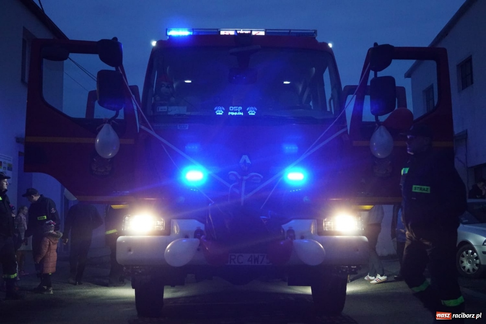 Zdjęcie w galerii na portalu naszraciborz.pl: Fajerwerki i flary. W Pawłowie powitali nowy wóz strażacki [FOTO i WIDEO] wiadomości z regionu